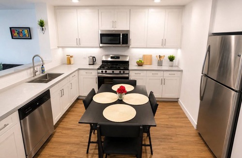 Downtown Apartment | Modern 1 BD/Pool,Gym,Rooftop view in Glendale