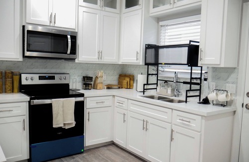 Weslaco House | Modern 2-bed, 2-bath home with WiFi, Smart TVs, coffee, tea, and cereal included