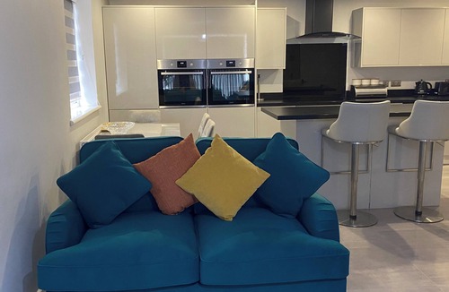 Dagenham Apartment | Modern 2 bedroom flat with Sky TV & free parking