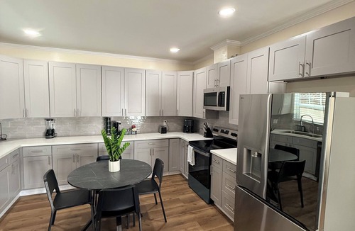 Mid City House | Modern 3BR LA Home near Downtown LA, Perfect for Families and Large Groups