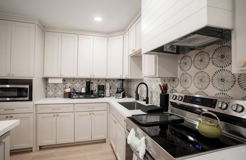 McAllen House | Modern 4BR Retreat-Near McAllen Convention Center