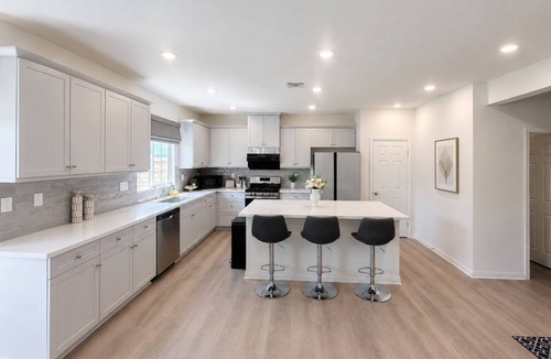 Ontario House | Modern 7BR/9 Beds/3 TVs/Near Airport/Sports Park