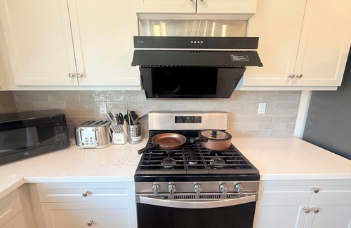 Ontario House | Modern 7BR/9 Beds/3 TVs/Near Airport/Sports Park