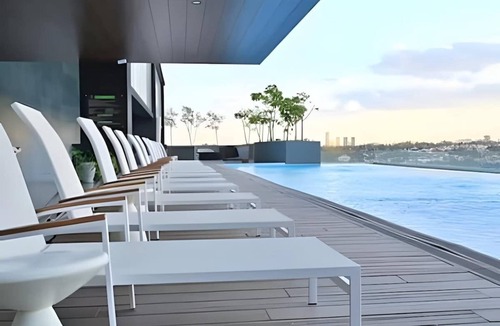 Financial District House | Modern apartment w/pool & hot tub