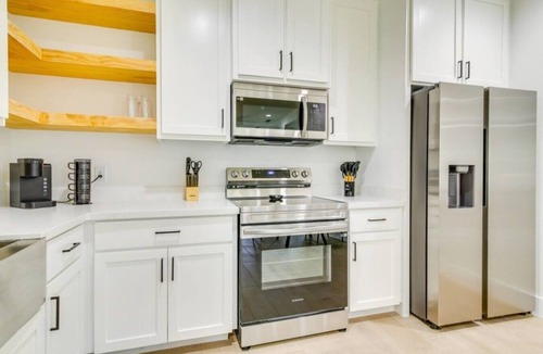 Brownsville House | Modern Brownsville Duplex Near SPI & Downtown