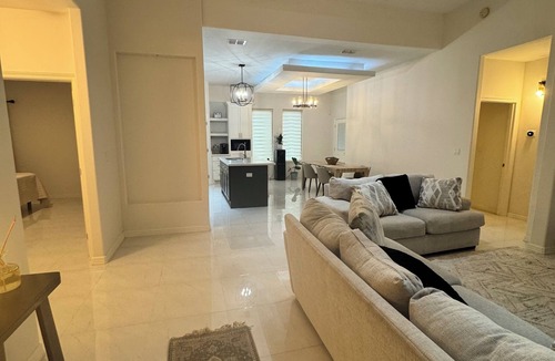 Mission House | Modern Cozy Home Near Everything.