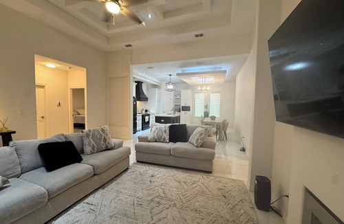 Mission House | Modern Cozy Home Near Everything.