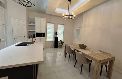 Mission House | Modern Cozy Home Near Everything.
