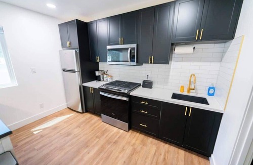 Riviera - Westchester Apartment | Modern Downtown Guest House w/Private Entrance