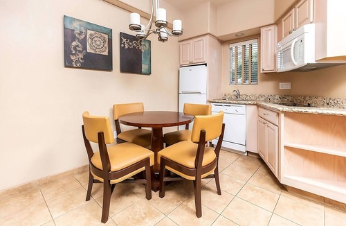 North Scottsdale Hotel | Modern Elegance in the City! Outdoor Swimming Pool, Full Kitchen, Free Parking!