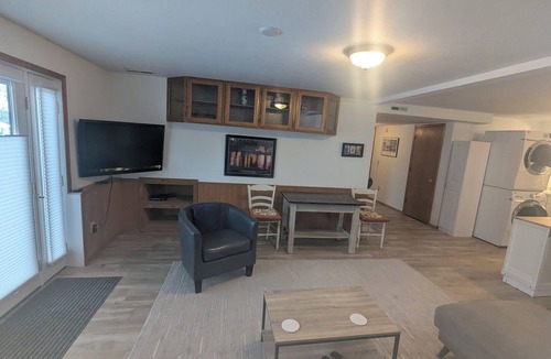 Miller Creek House | Modern Executive 2BR Suite 65" 4K Smart TV Medical-Grade Air Filtration