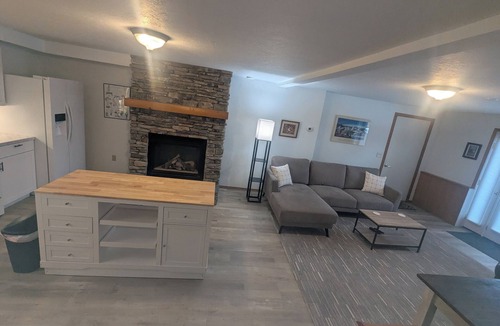 Miller Creek House | Modern Executive 2BR Suite 65" 4K Smart TV Medical-Grade Air Filtration