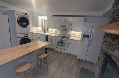Miller Creek House | Modern Executive 2BR Suite 65" 4K Smart TV Medical-Grade Air Filtration