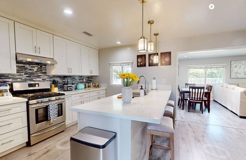 Orange House | Modern Family Oasis – Pet-Friendly & Minutes from Disney