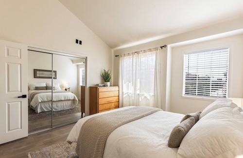 Hawthorne Condo | Modern Gated 2BR Condo Pool & Hot Tub Near LAX & Beaches 2-bedroom condo