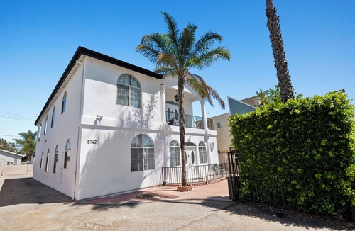 NoHo Arts District Apartment | Modern gated 4bedroom 2bath unit in Los Angeles by Universal Studio & Hollywood
