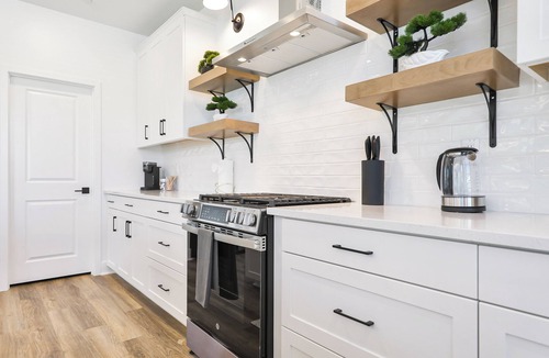Terra Lago House | Modern Home with Heated Pool, Spa, Theatre room, Game Loft & Pickleball Court
