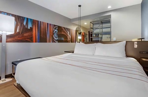 Riverside Hotel | Modern King Balcony Stay Near Phoenix Zoo | Stylish Space | Outdoor Pool