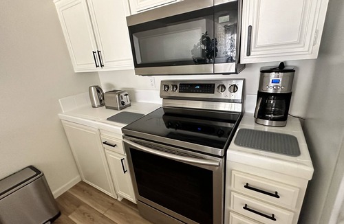 Deepwell Estates Condo | Modern king bed w huge pool, tennis courts, patio & grill.