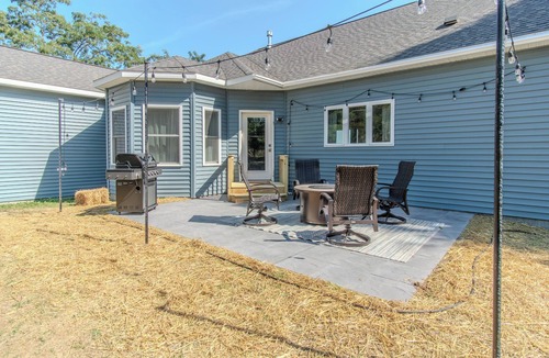 Pillar Point House | Modern Lakeside Retreat on Lake Ontario 4 bedroom/3 bath
