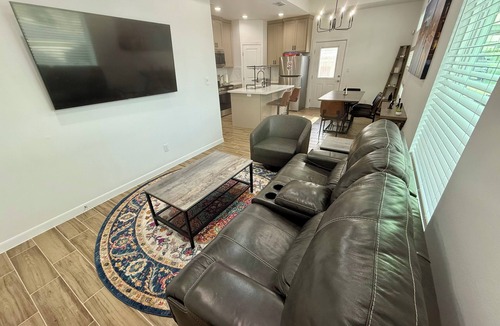 Edinburg Apartment | Modern Luxury Apartment – Sleeps 7 – Near UTRGV, Downtown McAllen