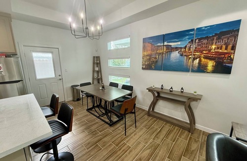 Edinburg Apartment | Modern Luxury Apartment – Sleeps 7 – Near UTRGV, Downtown McAllen