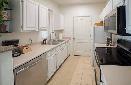 Deer Valley Condo | Modern Phoenix Condo with Shared Pool, Spa & Sauna