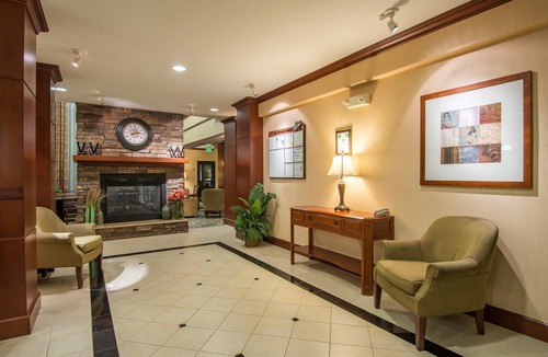 Glendale Sports and Entertainment District Apartment | Modern Phoenix Suite + Walk to Gila River Arena | Heated Outdoor Pool