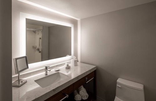 Downtown Resort | Modern Queen Comfort! 2 Units w/Fitness Center + Free Parking!