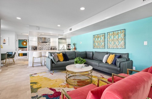 Raskin Estates House | Modern Retreat Minutes from Shopping Dining & Golf