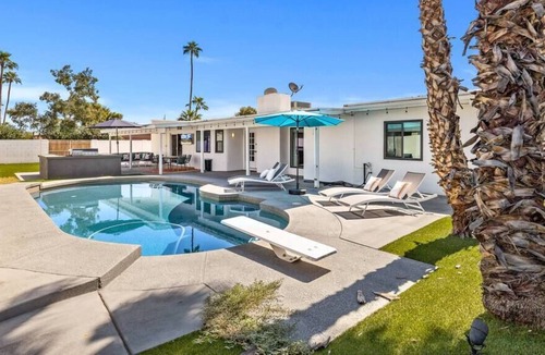 Raskin Estates House | Modern Retreat Minutes from Shopping Dining & Golf
