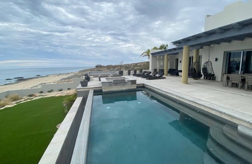 Vinorama Villa | Modern Secluded Oceanfront Whale Watch in Infinity Pool Surfing Paradise