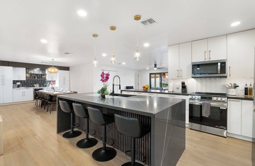 Papago Parkway House | Modern, spacious 6 BR/4 Bath house close to Old Town Scottsdale with Heated Pool