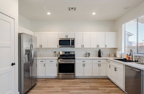 Ashley Park House | Modern, Spacious & Peaceful 4B/3B House