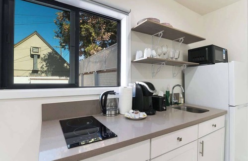 Greater Wilshire - Hancock Park Apartment | Modern Studio Suite w/Kitchen by Miracle Mile