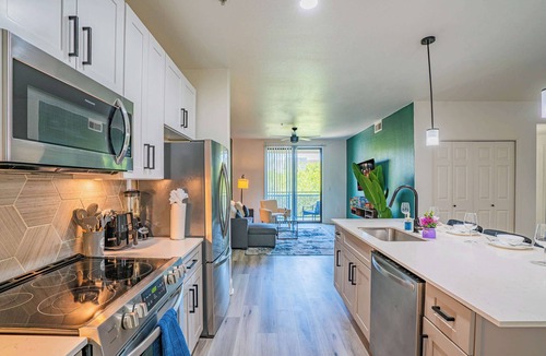 Glendale Sports and Entertainment District Apartment | Modern Westgate Condo | Pool, HotTub, Gym &Parking