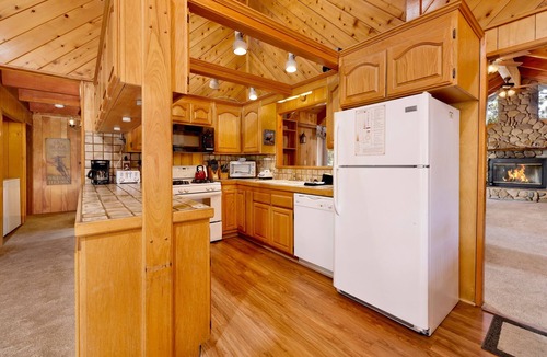 Summit Estates Cabin | "Moose Creek Chalet" | Walk to Snow Summit! Hot Tub, Pool Table & 4-Car Parking