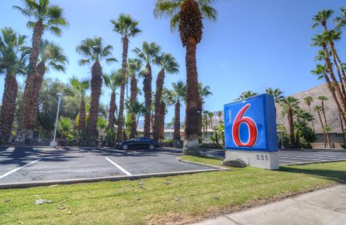 Palm Springs Hotel | Motel 6-Palm Springs, CA - East - Palm Canyon