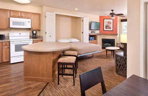 Big Bear Lake Resort | Mountain Resort Stay in Big Bear with Hot Tubs & Spacious 1 Bedroom