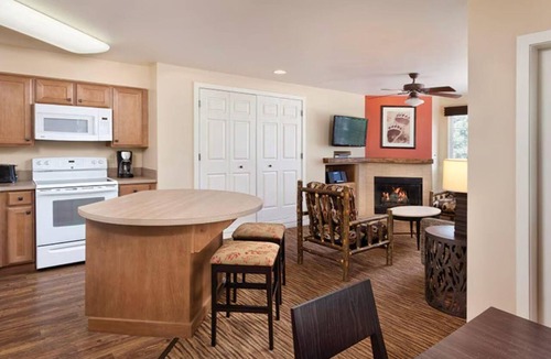 Big Bear Lake Resort | Mountain Resort Stay in Big Bear with Hot Tubs & Spacious 1 Bedroom