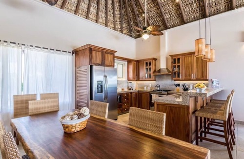 San Pedro Mixtepec Villa | Casa Delfin - Beach Front Villa w/Pool & Resort
