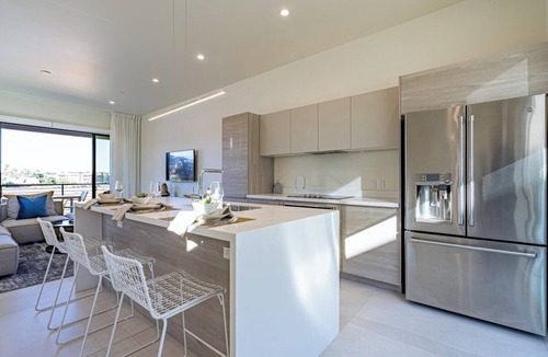 Entertainment District Apartment | MZLUX Walk to Everything, Luxury Townhouse
