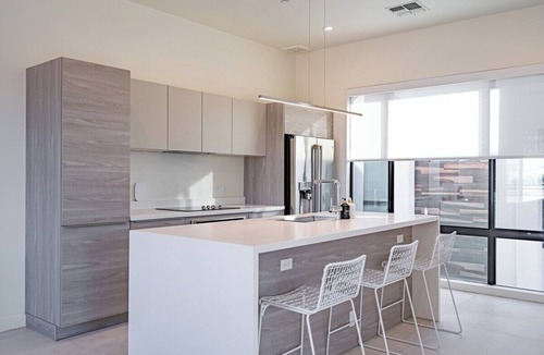 Entertainment District Apartment | MZLUX Walk to Everything, Luxury Townhouse