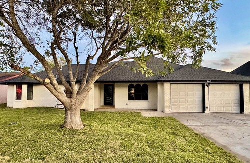 Brownsville House | Nature Side comfort dreams 3b/2.5b sleeps 8.
