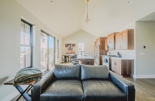 Lakeside Condo | New 3BR/3BA Condo Steps from Flathead Lake