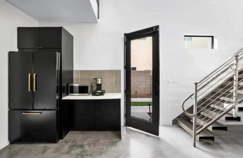 Camelback East House | NEW AND MODERN HOME. 3BR + LOFT. Heated/Cooling pool - Sleeps 10, Near airport!