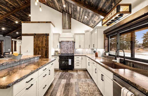Kalispell House | ★NEW Central Luxury★ Spacious! HotTub King beds White linens Near Glacier