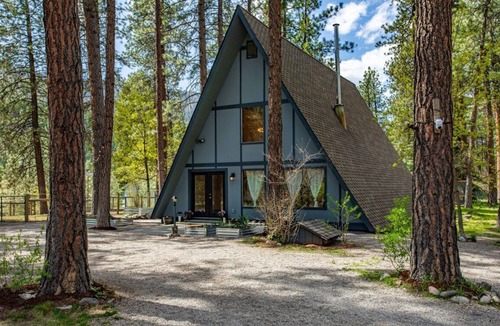 Riverbend House | NEW Enchanting 3-bedroom house in Superior Sleeps 6 Pet friendly