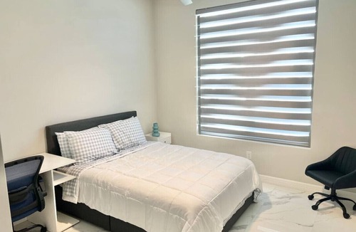 Palmhurst House | New Home, Gorgeous Pool, 4 Beds