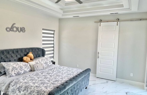 Palmhurst House | New Home, Gorgeous Pool, 4 Beds
